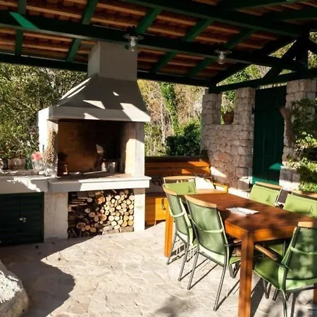 In Mit Schoenem Garten Semesterbostad Makarska